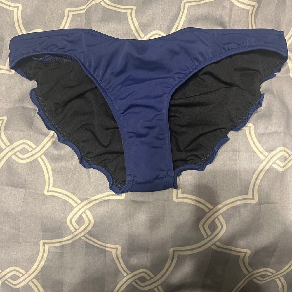 Womens Venus scrunched Swim Bikini Bottom in Navy. Size 6. No tags. Never worn.